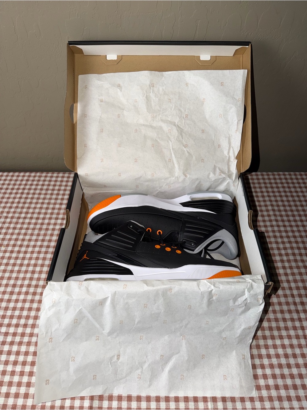Jordan Max Aura 5
Black Wolf Grey White Magma Orange size 10.5 NIB